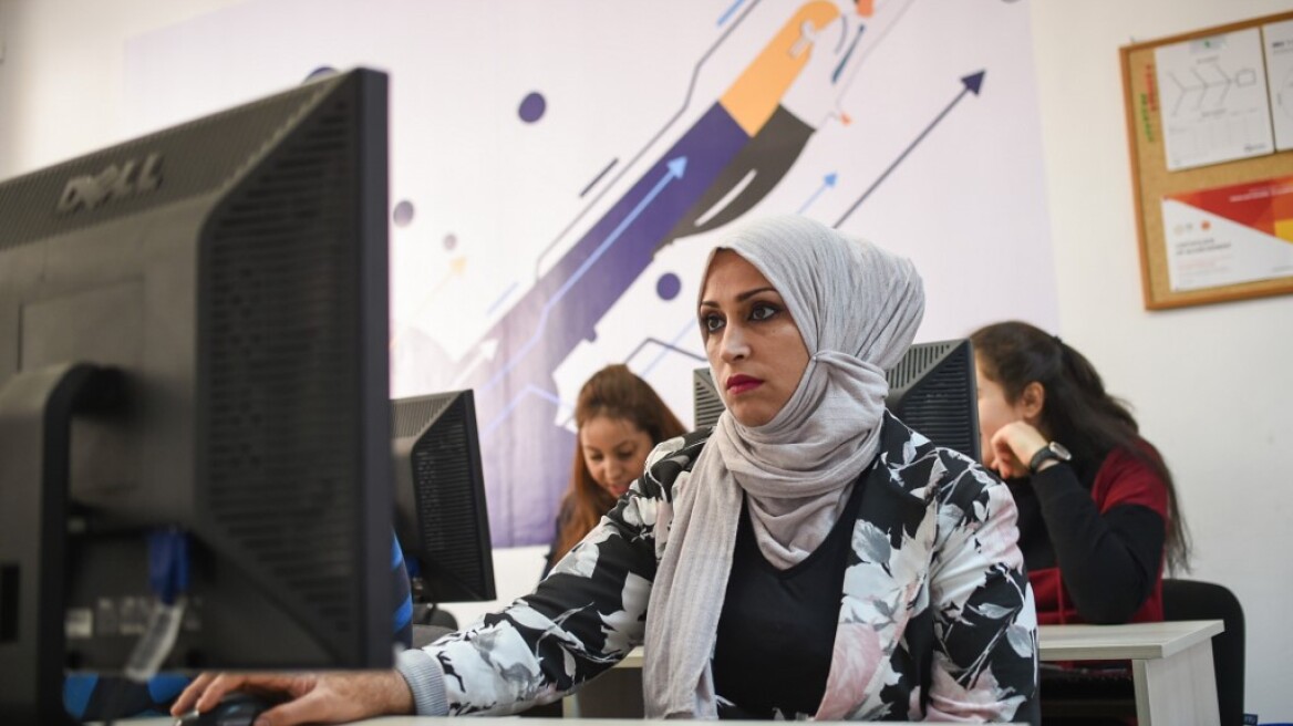 Ο δήμος Αθηναίων προσφέρει μαθήματα υπολογιστών σε πρόσφυγες ως διέξοδο από την απραξία