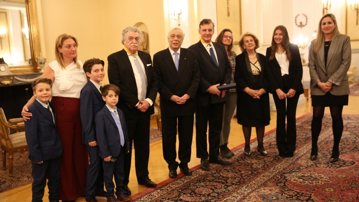 Ο Παυλόπουλος παρασημοφόρησε τον πρύτανη του ΕΚΠΑ και τον πρόεδρο του Κεντρικού Ισραηλιτικού Συμβουλίου