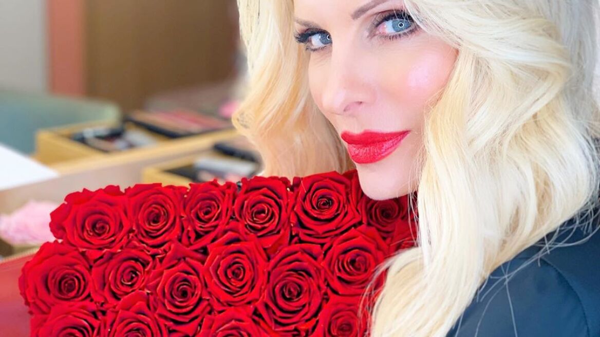 Ελένη Μενεγάκη: Πόζες πλάι στο κύμα