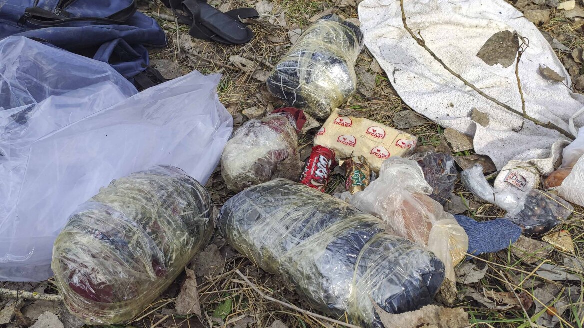 Έβρος: Αδιάβροχα, παπούτσια και λάβαρα ομάδων αφήνουν πίσω τους οι μετανάστες - Δείτε φωτογραφίες