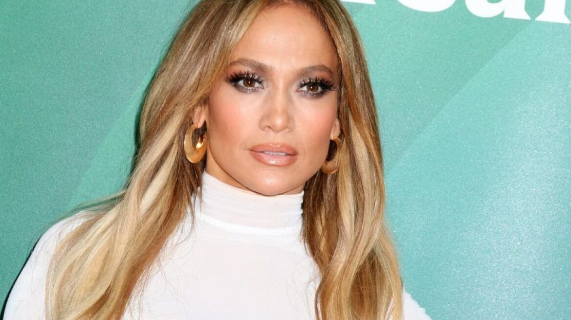 Η Jennifer Lopez κάνει ηλιοθεραπεία σε παραλία του Μαϊάμι με το πιο sexy ολόσωμο μαγιό