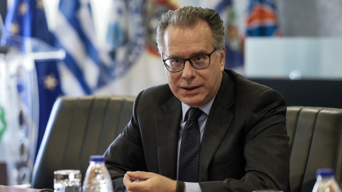 Κουμουτσάκος: Μετά την Έβερτ να ανακαλέσει και ο Καραθανασόπουλος 