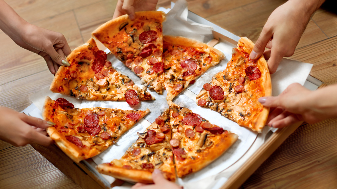 Πίτσα: Πόσες θερμίδες έχει και πώς να την κάνεις πιο υγιεινή
