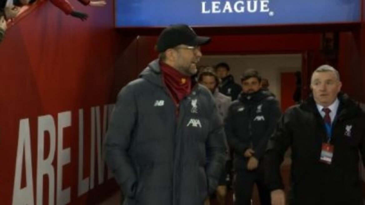 Κορωνοϊός - Κλοπ σε οπαδούς που ήθελαν high-five: «Είστε ηλίθιοι» 