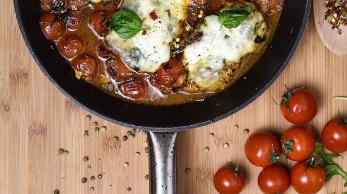 Κοτόπουλο Caprese με φρέσκια μοτσαρέλα