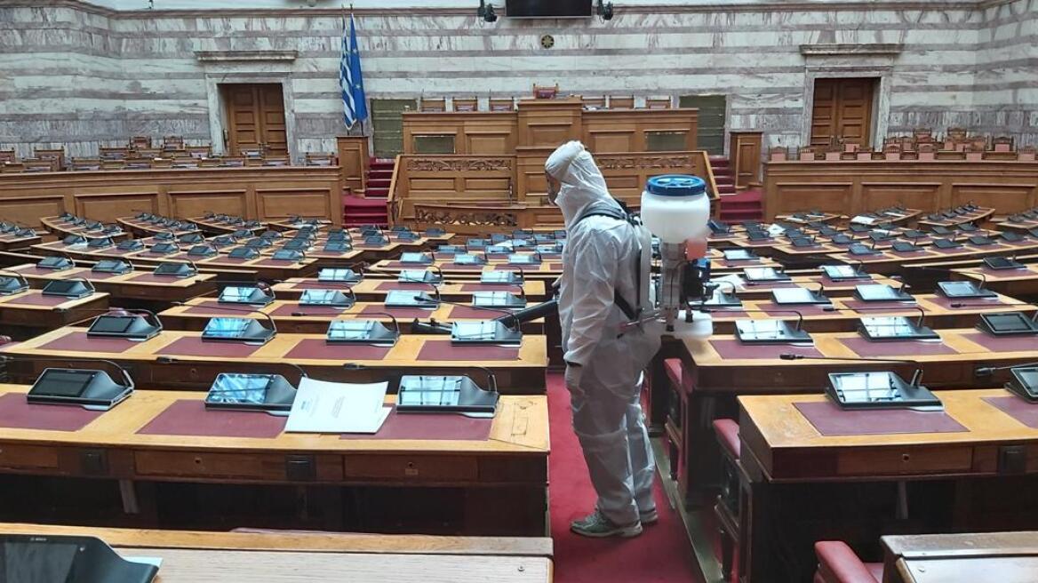 Κορωνοϊός: Απολύμανση και στη Βουλή – Άσπρες στολές και γάντια στην Ολομέλεια
