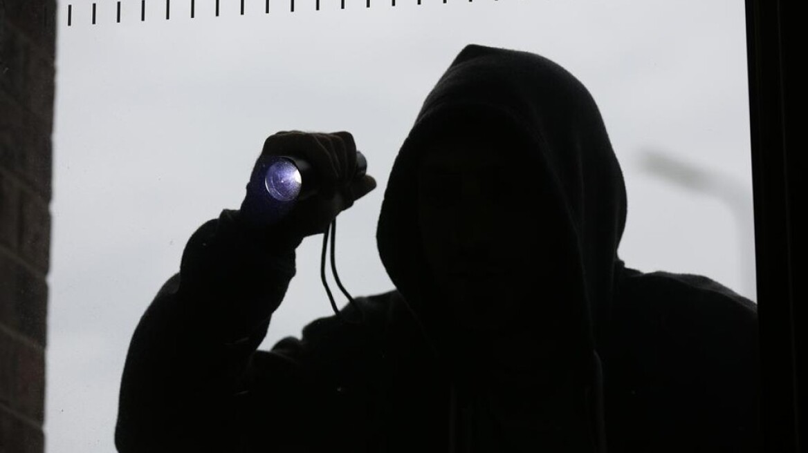 Γυναίκα αράχνη στην Αθήνα: «Κλέβει» συντρόφους άλλων γυναικών