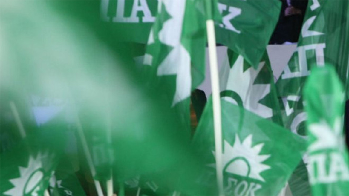 Μερακλής οπαδός του ΠΑΣΟΚ τραγουδάει «Θα τον μεθύσουμε τον ήλιο» από το μπαλκόνι 