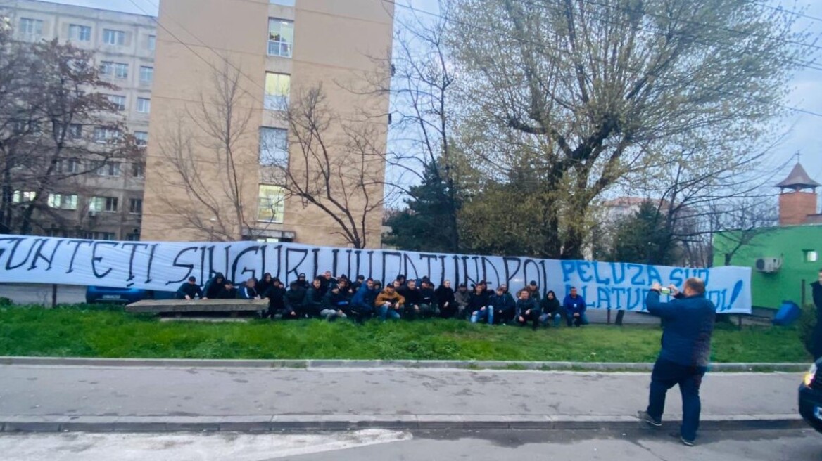 Κορωνοϊός - Ρουμανία: Οπαδοί στήθηκαν έξω από νοσοκομείο με πυρσούς για να στηρίξουν τους γιατρούς 