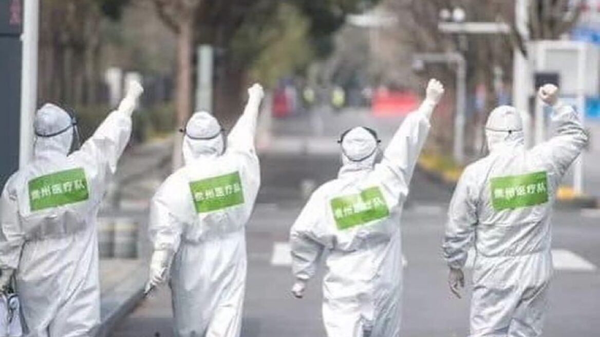 Κλείνει το τελευταίο προσωρινό νοσοκομείο της πόλης Wuhan και οι εργαζόμενοι το γιορτάζουν με ένα συγκινητικό βίντεο