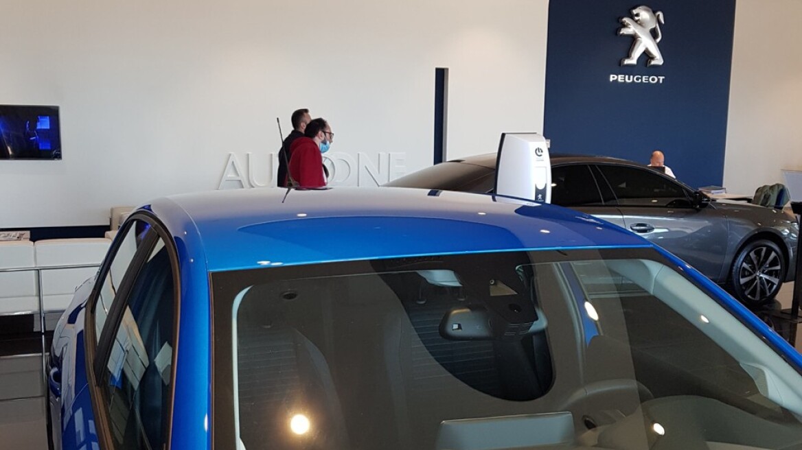 Και με κορωνοϊό ψωνίζουν αυτοκίνητα! (φωτογραφία)