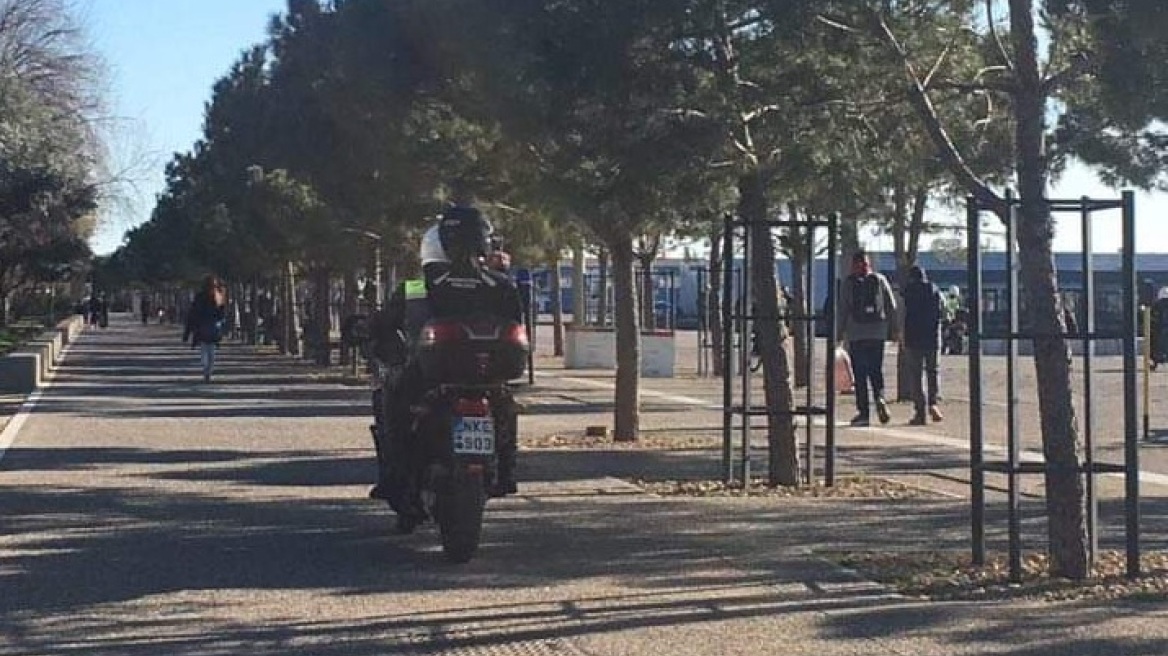 Κορωνοϊός – Θεσσαλονίκη: Αστυνομικοί διώχνουν πολίτες που βολτάρουν… χαλαρά στην παραλία