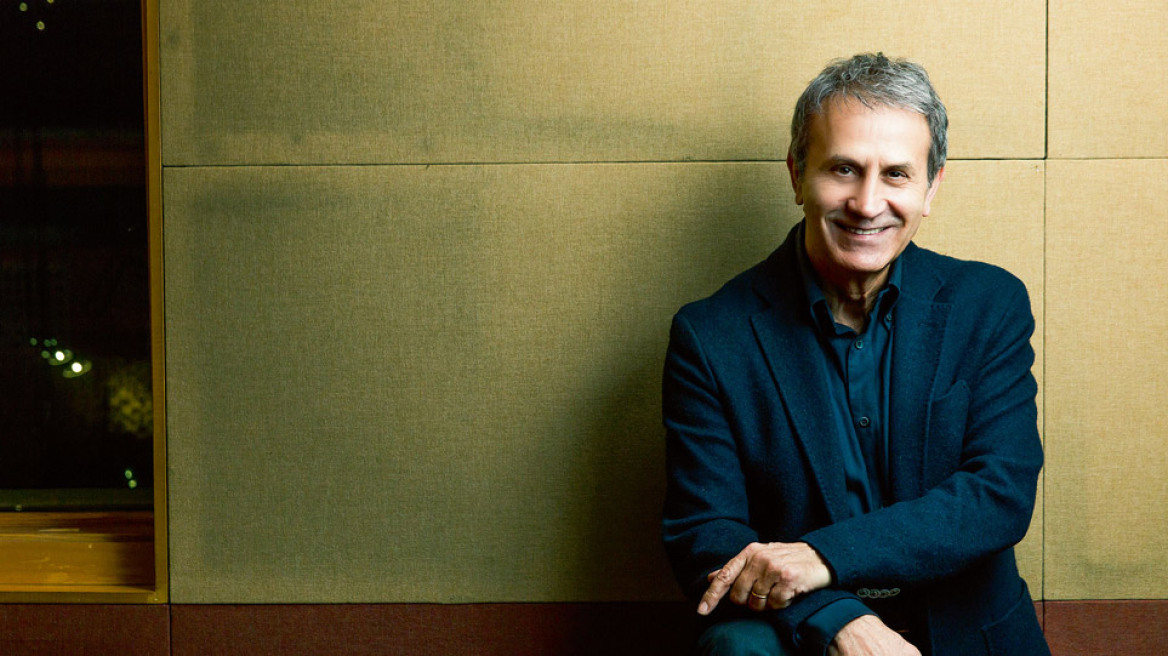 Κορωνοϊός - Γιώργος Νταλάρας: Μένει σπίτι και παίζει με τα εγγόνια του