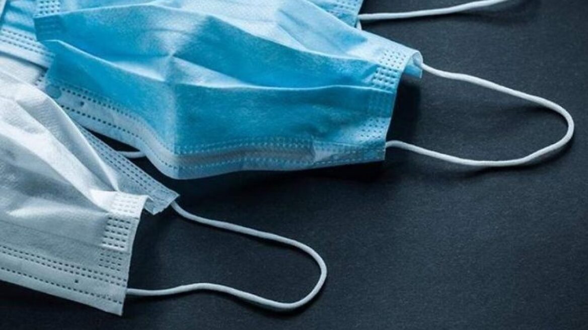 Κορωνοϊός - Ουκρανία: Βούταγε σε ποταμό με στολή δύτη κι έκανε λαθρεμπόριο μασκών στη Ρουμανία