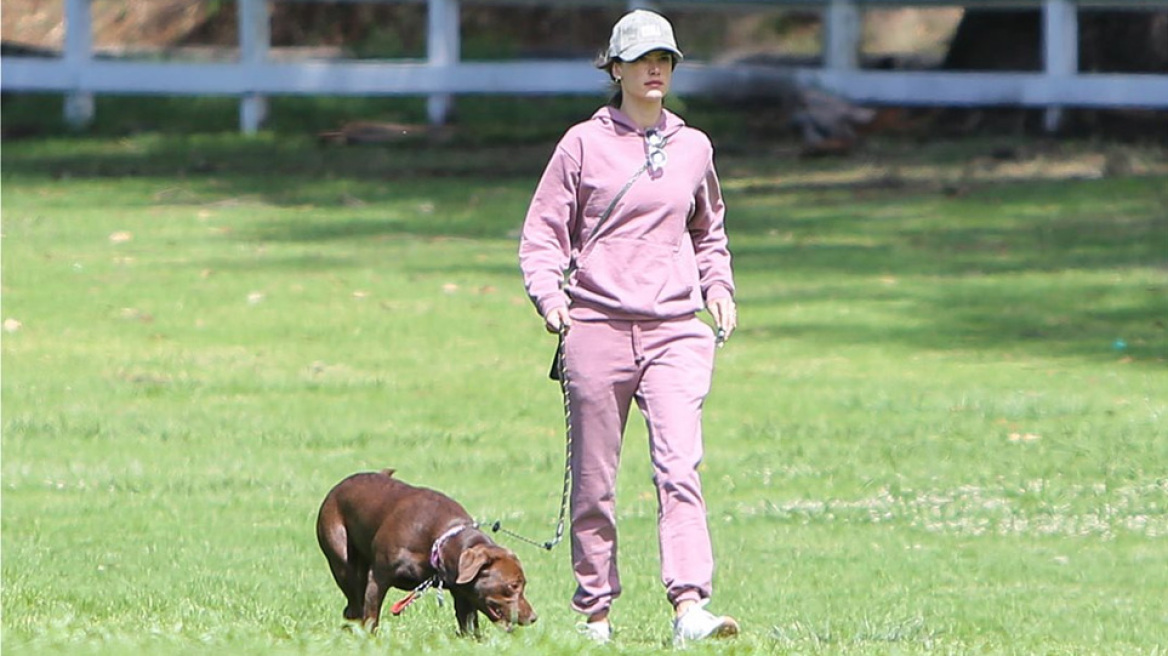 Αλεσάντρα Αμπρόσιο: Έσπασε την καραντίνα στο σπίτι και βγήκε βόλτα με τον σκύλο της