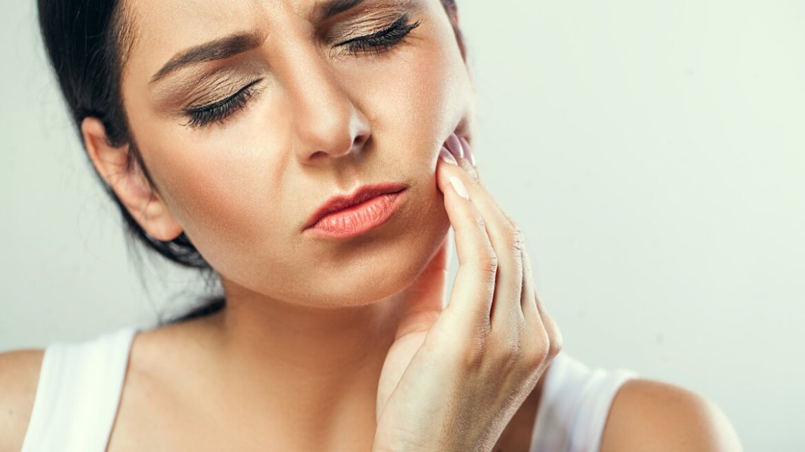 Jade Roller: Ο σωστός τρόπος χρήσης του κορυφαίου beauty gadget σύμφωνα με τους δερματολόγους