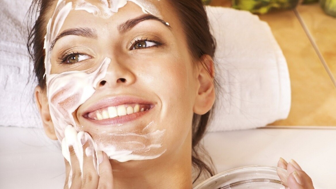 Ο κορωνοϊός σάς έκλεισε ατέλειωτες ώρες σπίτι; Φτιάξτε μάσκες προσώπου με φυσικά υλικά!