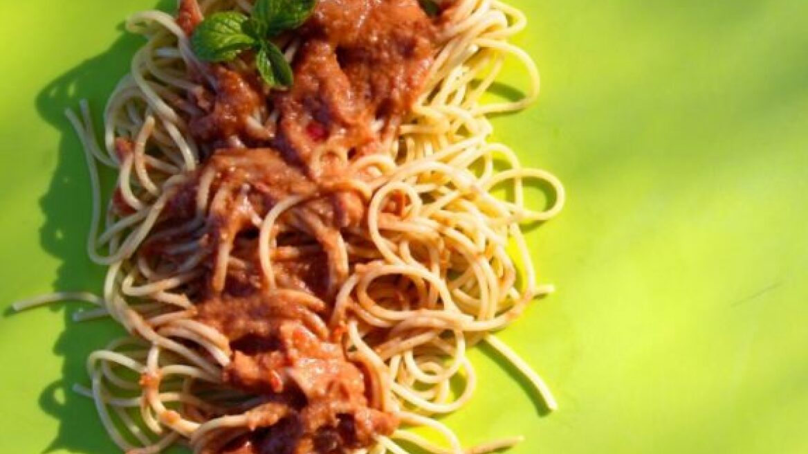 Σπαγγέτι με κρύα σάλτσα αβοκάντο