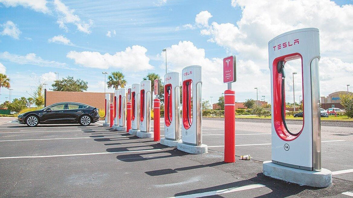 Η Tesla χτυπά την πόρτα των αυτοκινητόδρομων