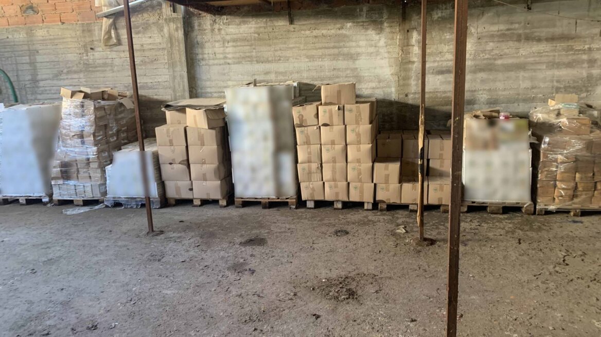 Θεσσαλονίκη: Χειροπέδες για χιλιάδες λίτρα παράνομων φυτοφάρμακών από τη Βουλγαρία - Δείτε φωτογραφίες