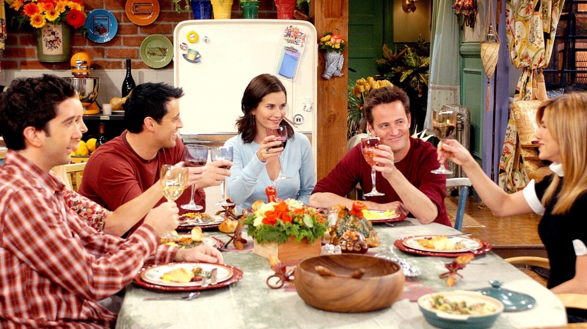 H Courteney Cox βλέπει σερί «Friends» στην καραντίνα και ο λόγος δεν είναι αυτός που νομίζεις