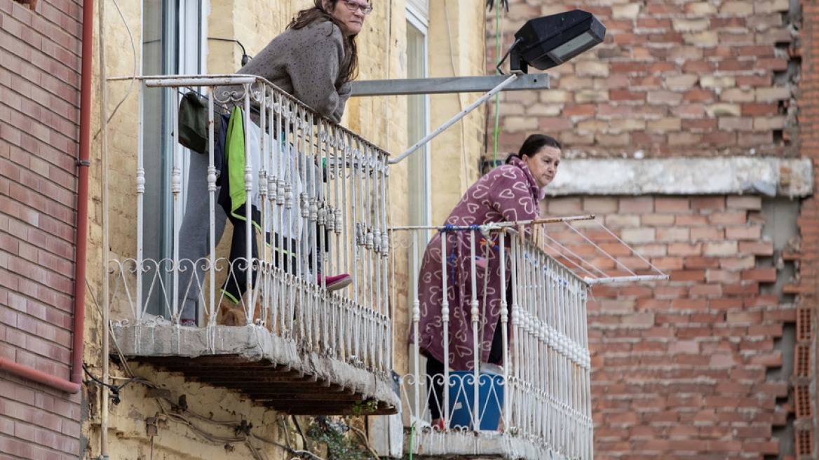 Κορωνοϊός: Η «αστυνομία των μπαλκονιών» - Το νέο φαινόμενο που έφερε η πανδημία στις κοινωνίες μας