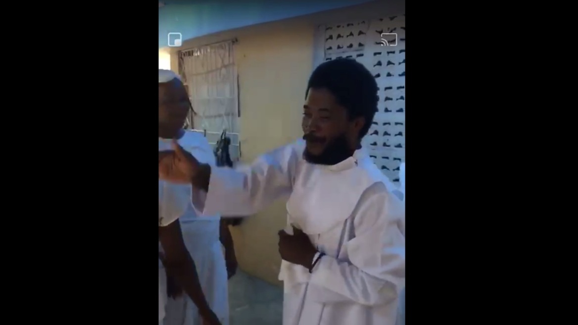 Αστείο βίντεο: Αφρικανοί «ξορκίζουν» τον κορωνοϊό