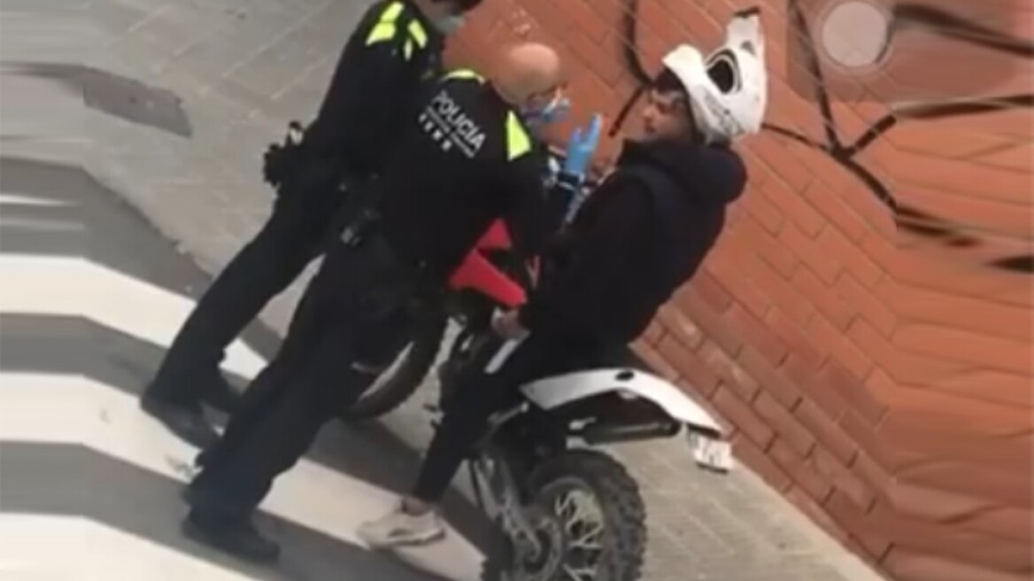 Επίθεση αστυνομικών σε αναβάτη λόγω… κορωνοϊού (video)