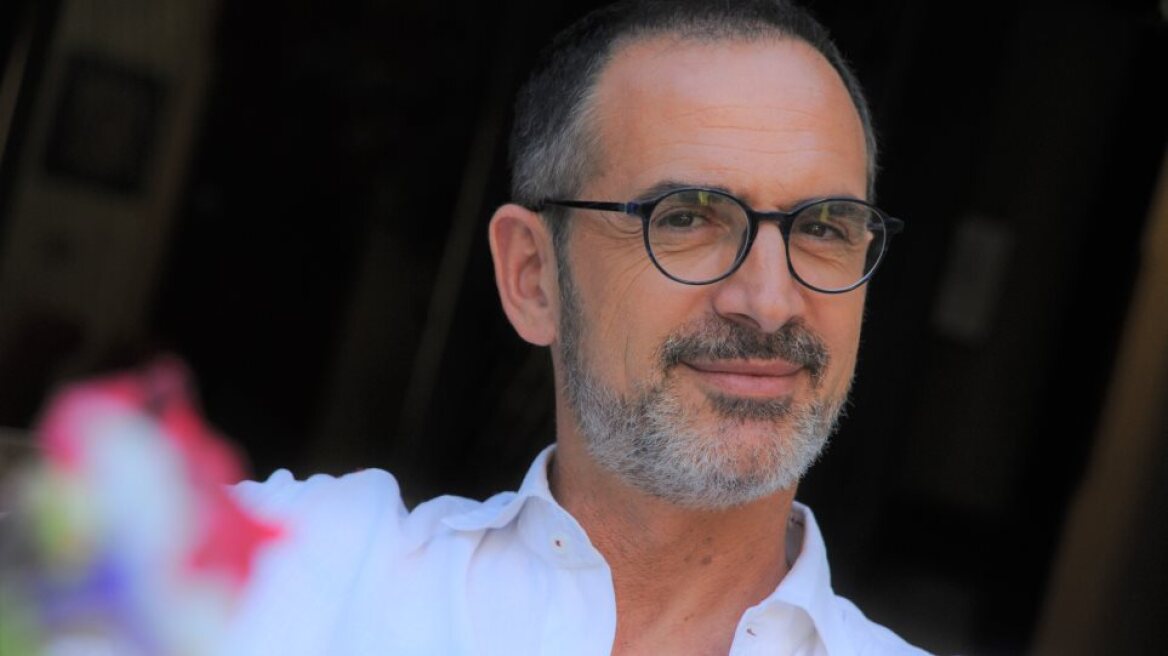 Η εξομολόγηση του Κώστα Κρομμύδα: «Έχω να αγκαλιάσω τον πατέρα μου 6 μήνες»