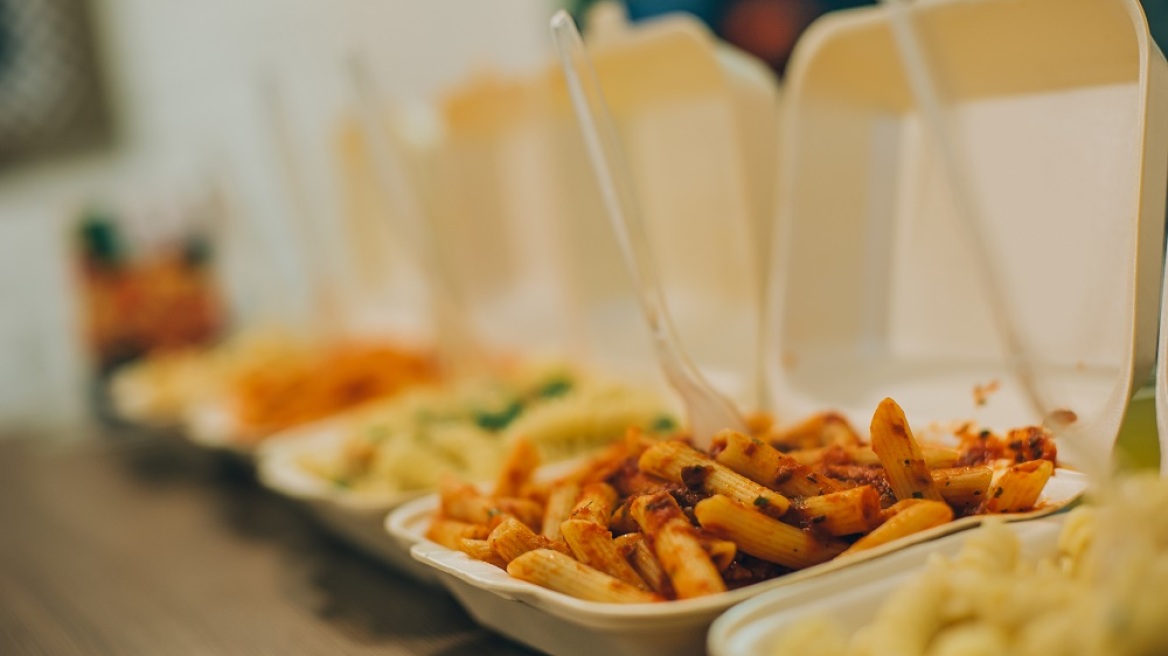 Κορωνοϊός: Μεταδίδεται από τις συσκευασίες τροφίμων; Τι ισχύει για delivery, take away;