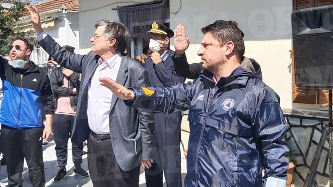 Κορωνοϊός - Λάρισα: Αποκλειστικές φωτογραφίες: Τσιόδρας και Χαρδαλιάς σε επιχείρηση «κατευνασμού» των Ρομά