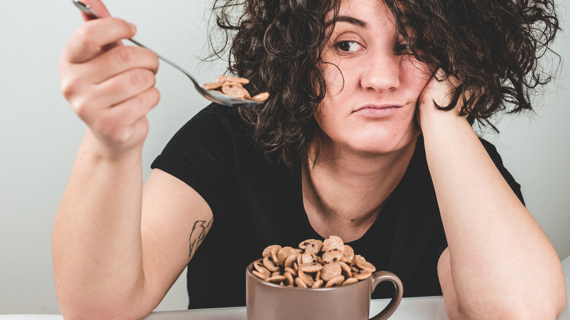 Κορωνοϊός: Επτά σημάδια ότι τρώτε από μοναξιά και ανία