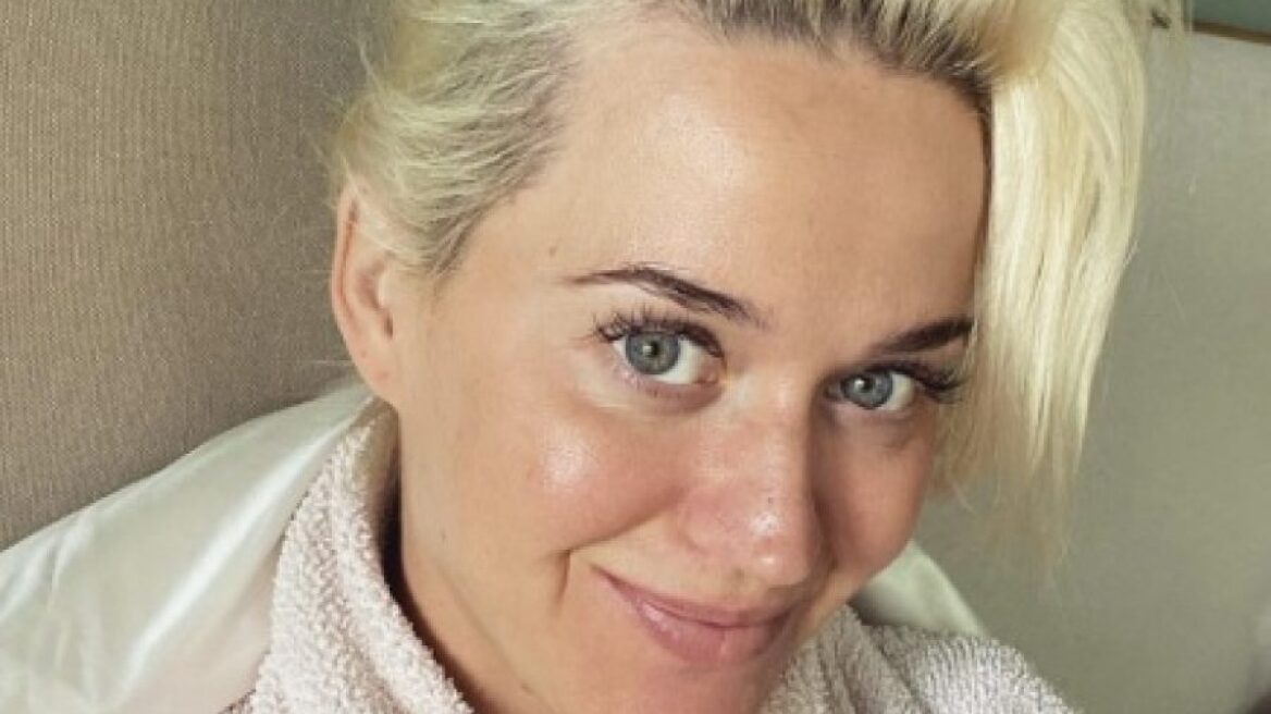 Η Katy Perry ποζάρει με φουσκωμένη κοιλιά, ντυμένη…λαγουδάκι
