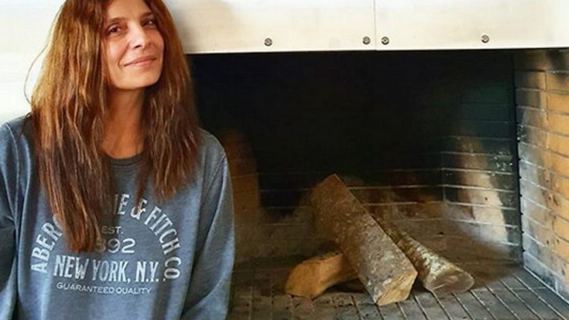 Η Πόπη Τσαπανίδου μας συστήνει τη μαμά και την αδερφή της