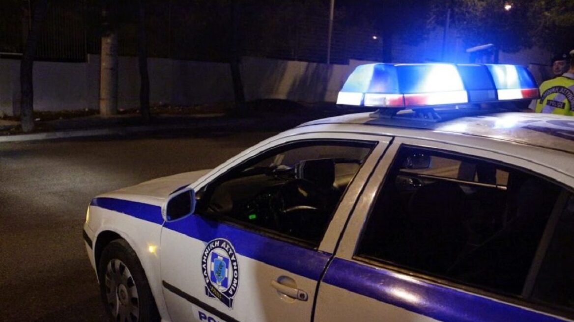 Ορχομενός: Έσκισαν τα λάστιχα περιπολικών έξω από το τμήμα!