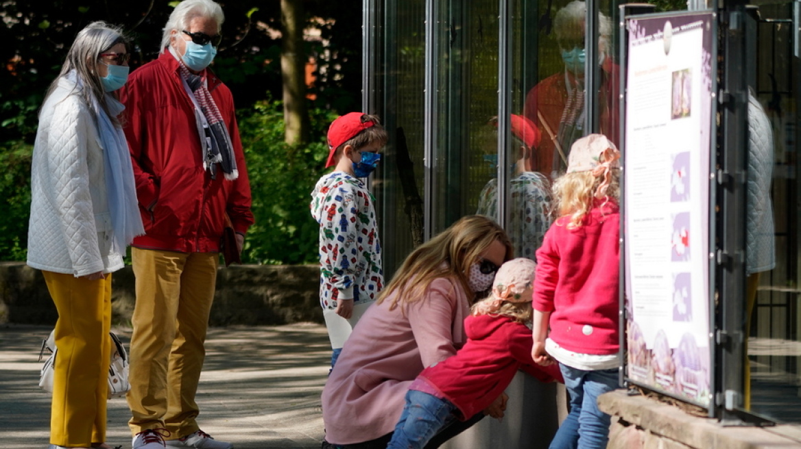 Κορωνοϊός - Γερμανία: Ξεπέρασε το «1» ο ρυθμός μετάδοσης - Φόβοι για ανεξέλεγκτη αύξηση κρουσμάτων