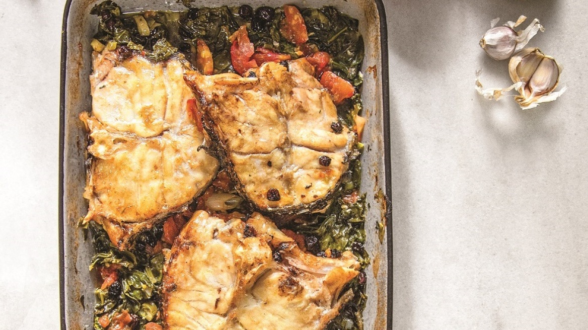 Μαγιάτικο με σπανάκι, ντομάτα και σταφίδες