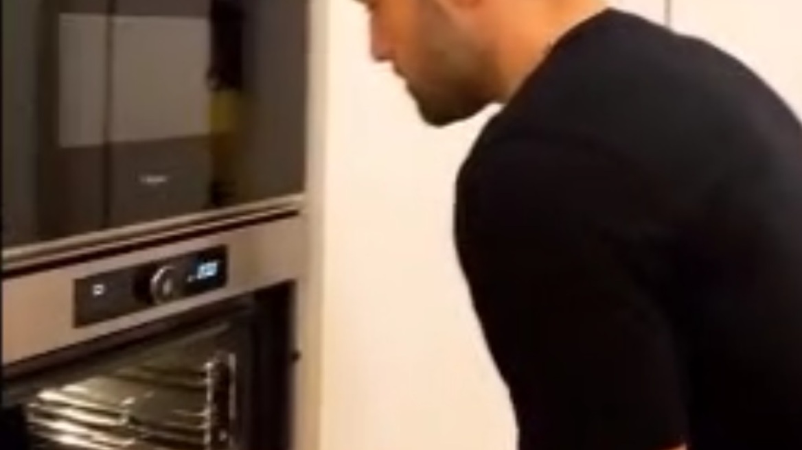 O Κωνσταντίνος Αργυρός μένει σπίτι και φτιάχνει ψαράκι