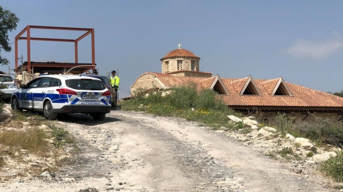 Κύπρος: Δεκάδες πιστοί «ταμπουρώθηκαν» στο Μοναστήρι του Αγίου Γεωργίου