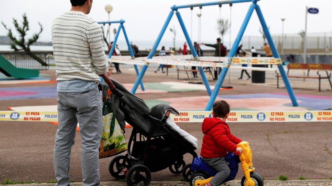 Κορωνοϊός: «Ξεχύθηκαν» στους δρόμους οι μικροί Ισπανοί μετά από έξι εβδομάδες (Φωτογραφίες)