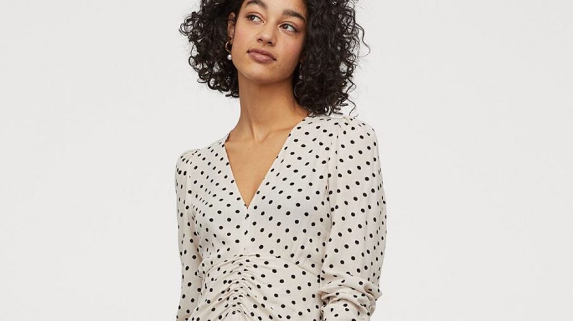 Λατρεύουμε τα πάντα σε αυτό το κολακευτικό H&M φόρεμα