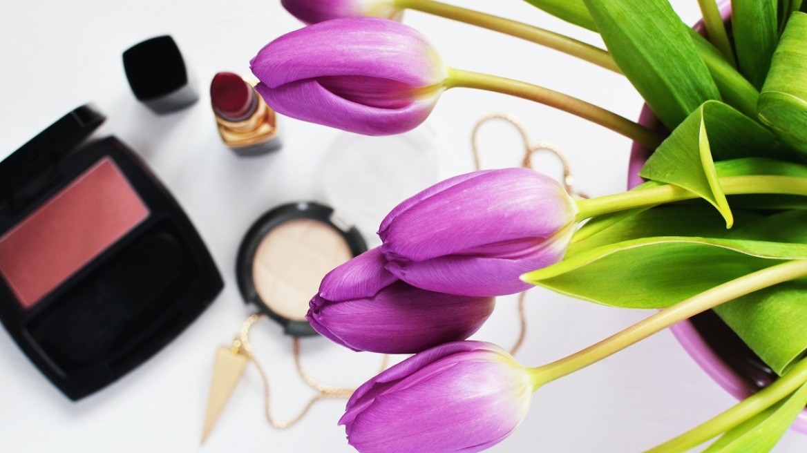 Τελικά, πόσο ασφαλές είναι να μοιράζεστε τα καλλυντικά με την κολλητή σας;