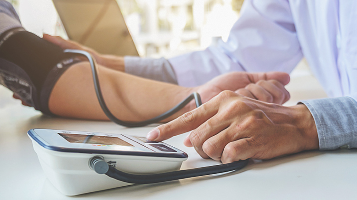 Υπέρταση: Σχετίζεται με την μόλυνση από κορωνοϊό; Τι απαντούν οι ειδικοί
