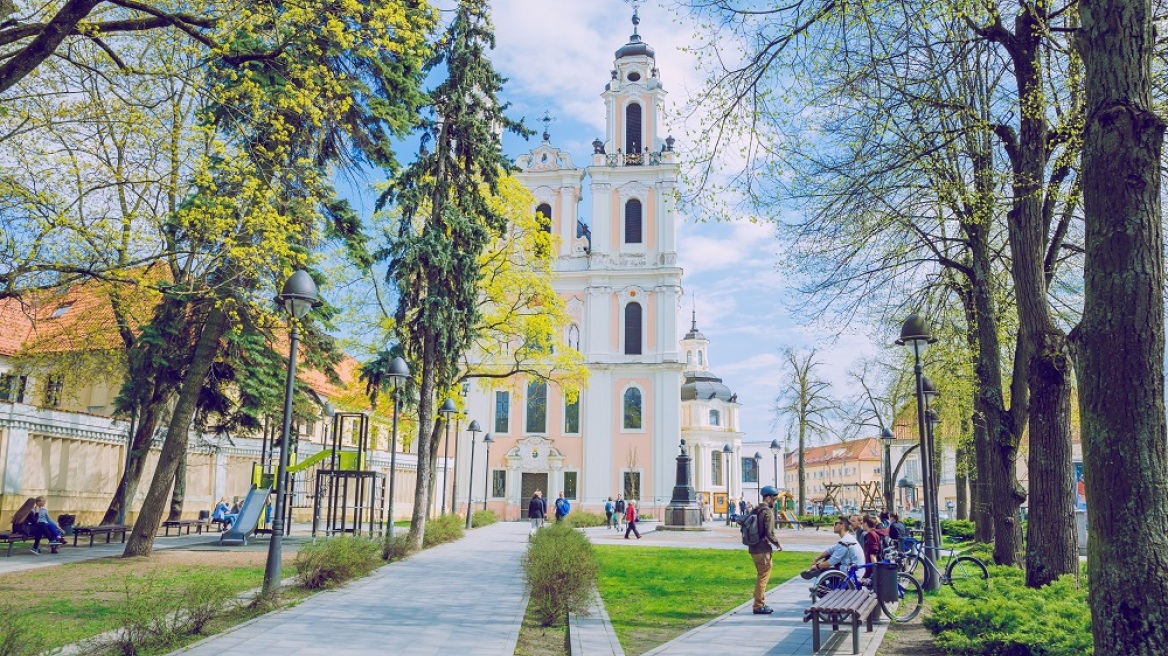 Κορωνοϊός: Η πρωτεύουσα της Λιθουανίας μετατρέπεται σε ένα τεράστιο ανοιχτό καφέ