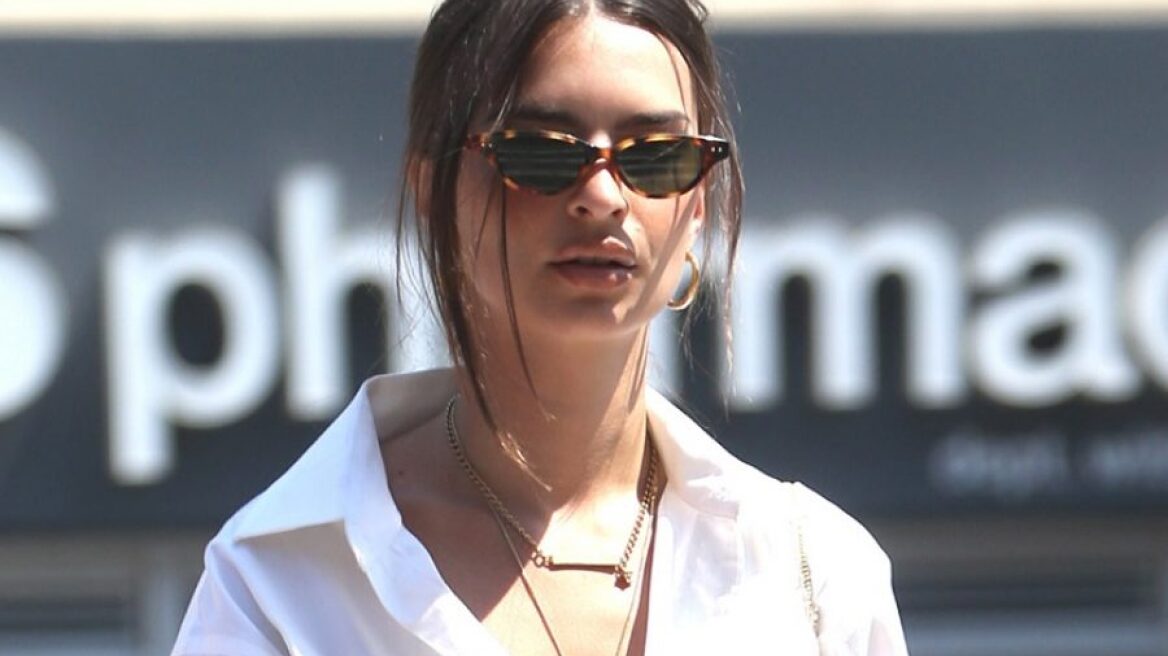 Η Emily Ratajkowski σε νέες hot πόζες με μπικίνι