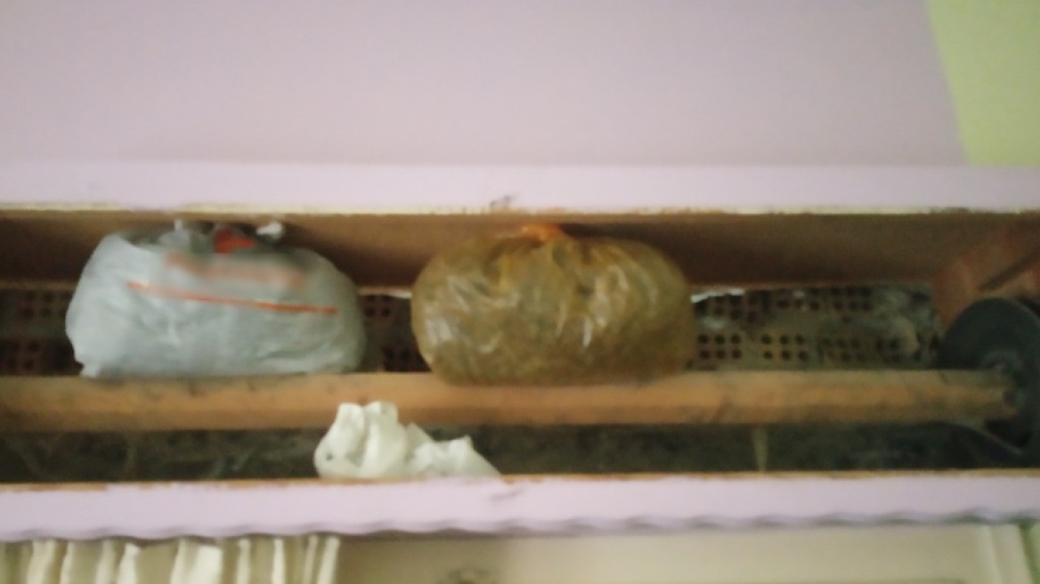 Ηλεία - Ναρκωτικά: Στο ρολό από το παντζούρι έκρυβε δυο κιλά κάνναβης!