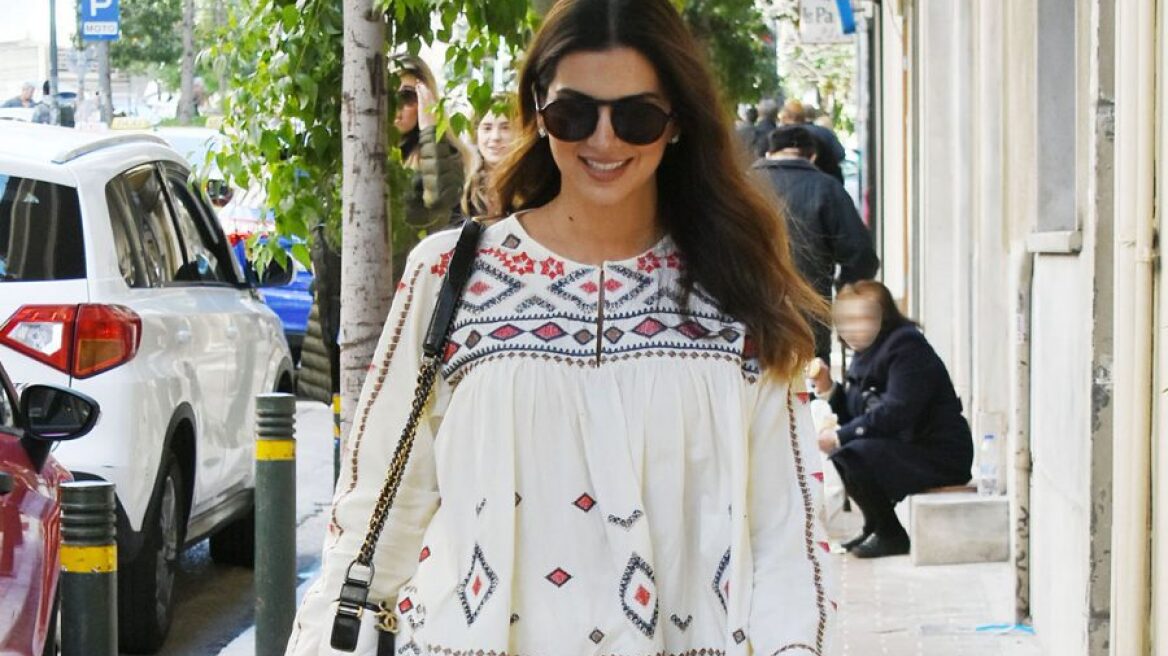 H Σταματίνα Τσιμτσιλή υποδέχεται την άνοιξη με τα πιο ονειρικά φορέματα