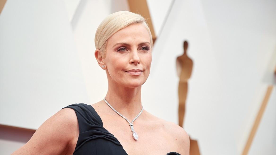 Το νέο, femme fatale look της Charlize Theron