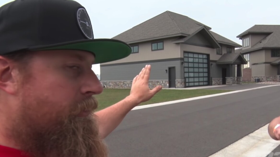 O απόλυτος Petrolhead: Έχτισε σπίτι… μέσα στην πίστα (video)