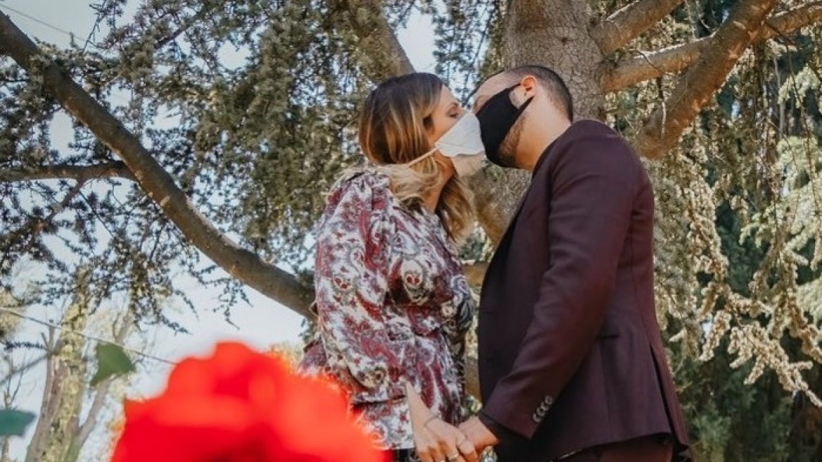 Η τραγουδίστρια Angelika Dusk παντρεύτηκε: Η γαμήλια φωτογραφία με τις μάσκες 